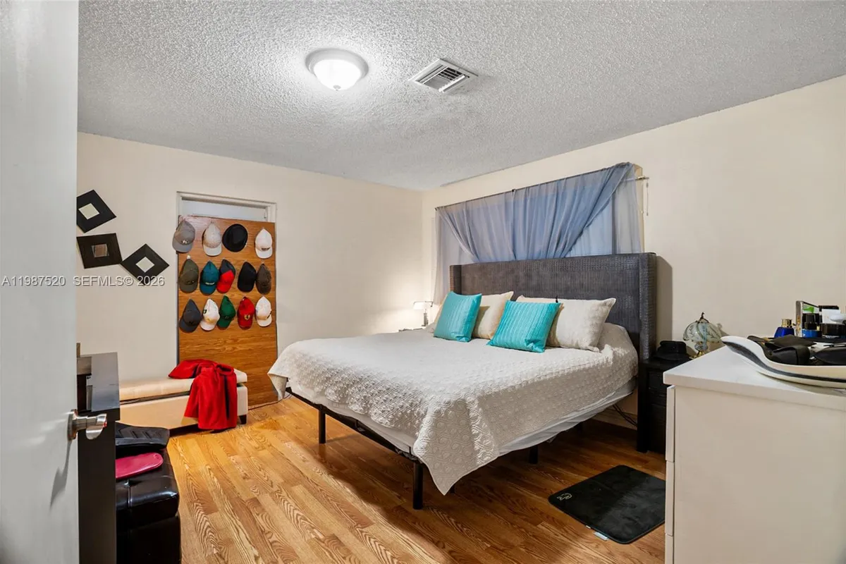 1761 NE 37th St, Oakland Park FL 33334