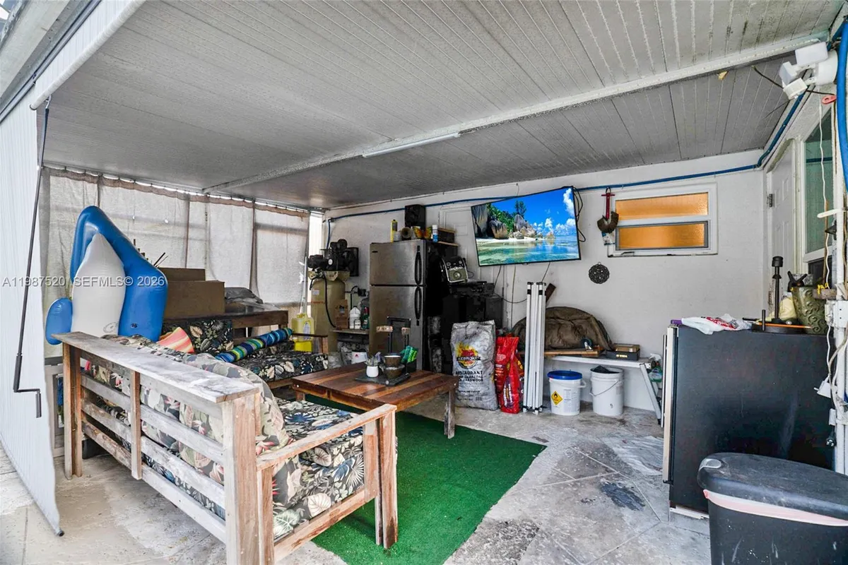 1761 NE 37th St, Oakland Park FL 33334