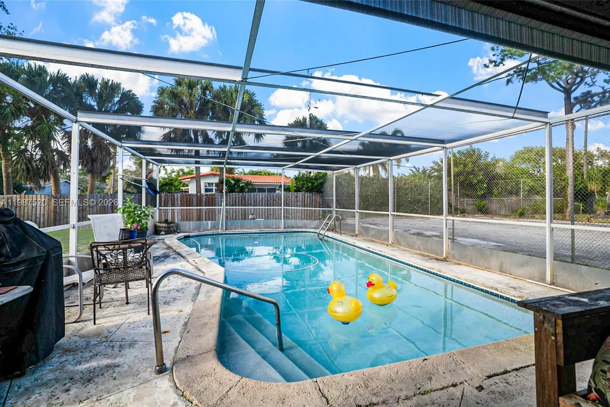 1761 NE 37th St, Oakland Park FL 33334