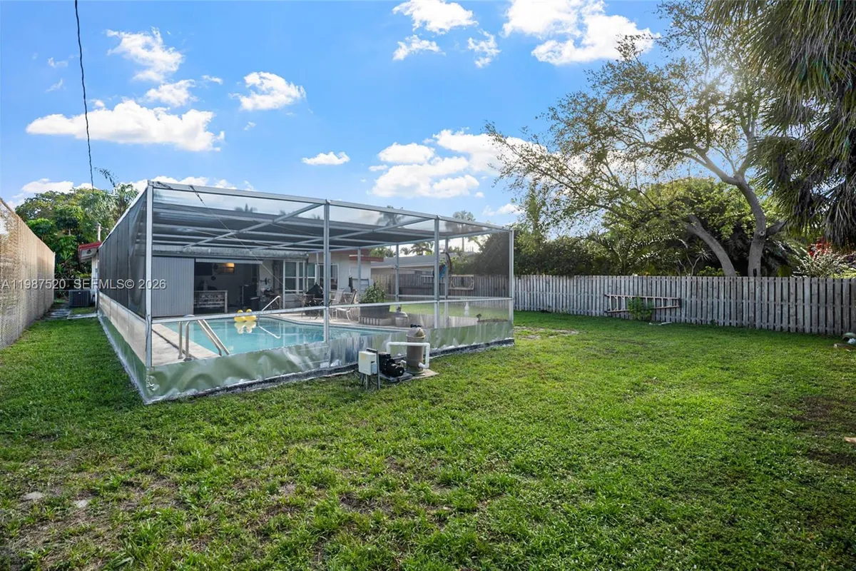 1761 NE 37th St, Oakland Park FL 33334