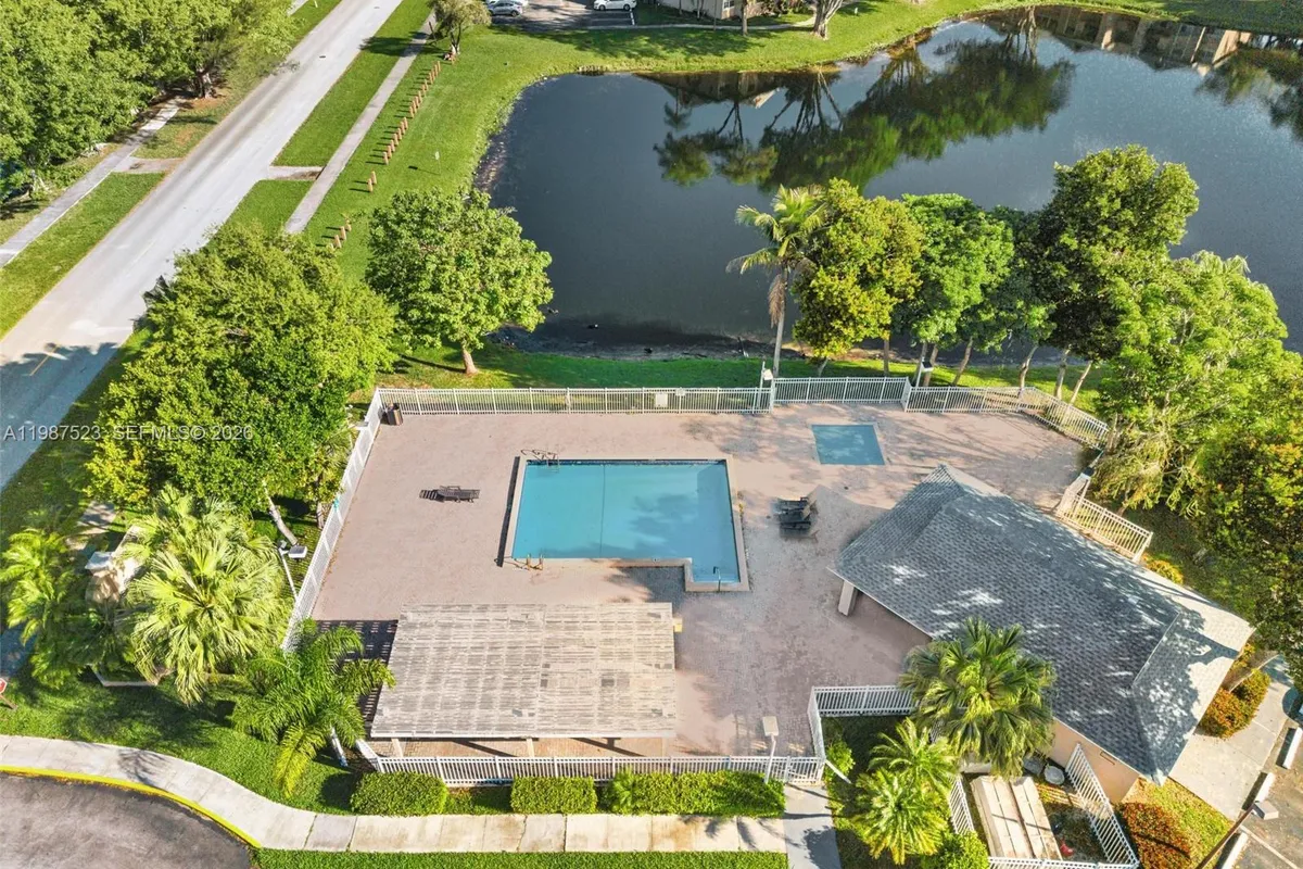 1701 NW 96th Ter # 1C, Pembroke Pines FL 33024