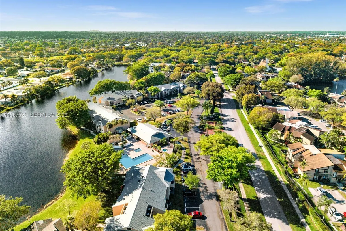 1701 NW 96th Ter # 1C, Pembroke Pines FL 33024