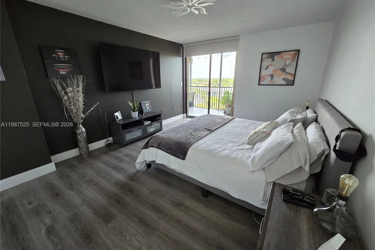 900 NE 195th St # 709, Miami FL 33179