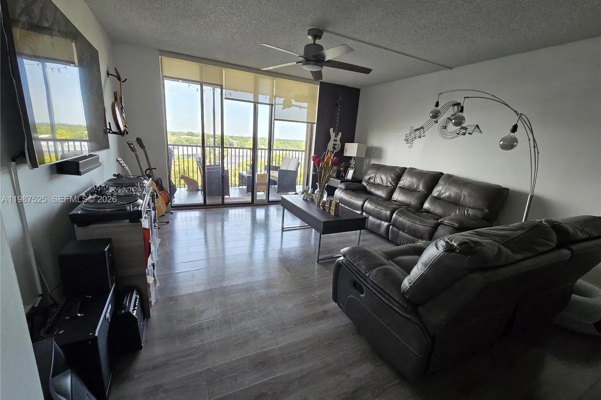 900 NE 195th St # 709, Miami FL 33179