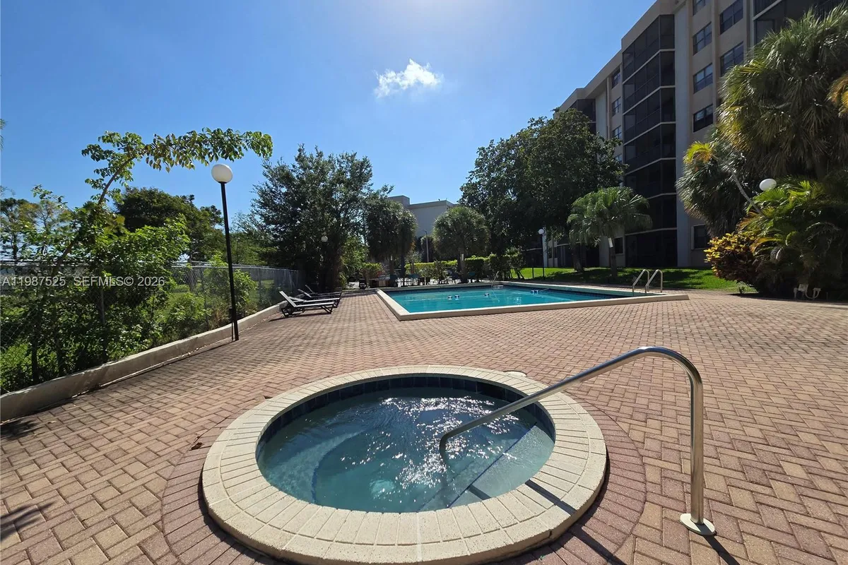 900 NE 195th St # 709, Miami FL 33179