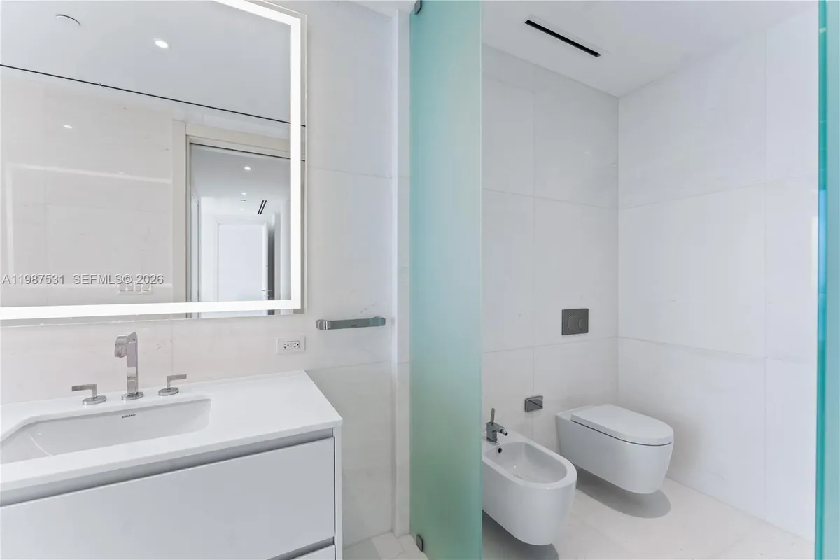 300 Biscayne Blvd Way # 5003, Miami FL 33131