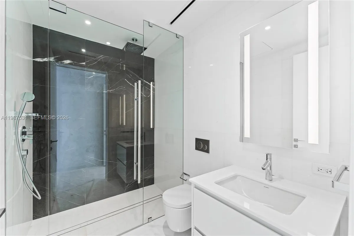 300 Biscayne Blvd Way # 5003, Miami FL 33131