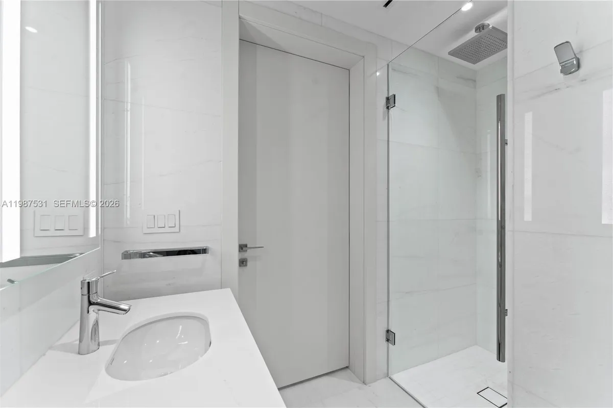 300 Biscayne Blvd Way # 5003, Miami FL 33131