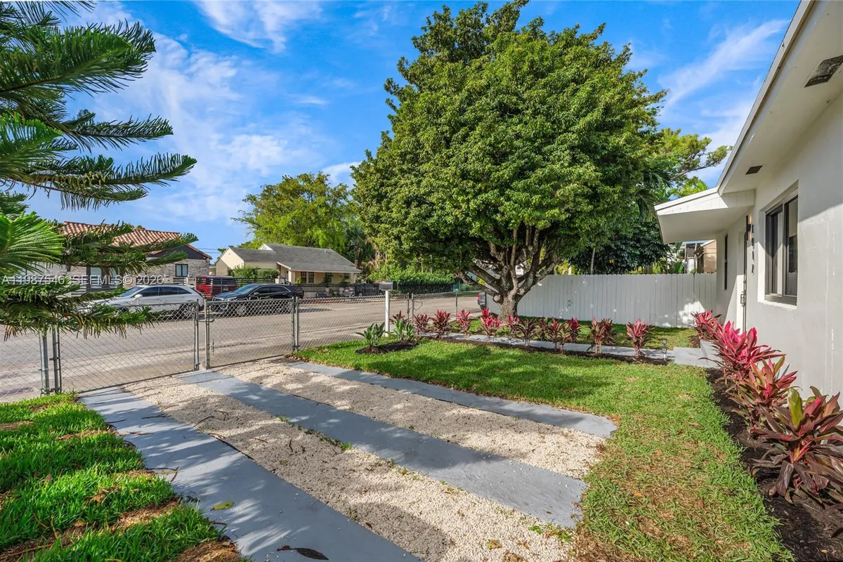 1017 NW 47th St, Miami FL 33127