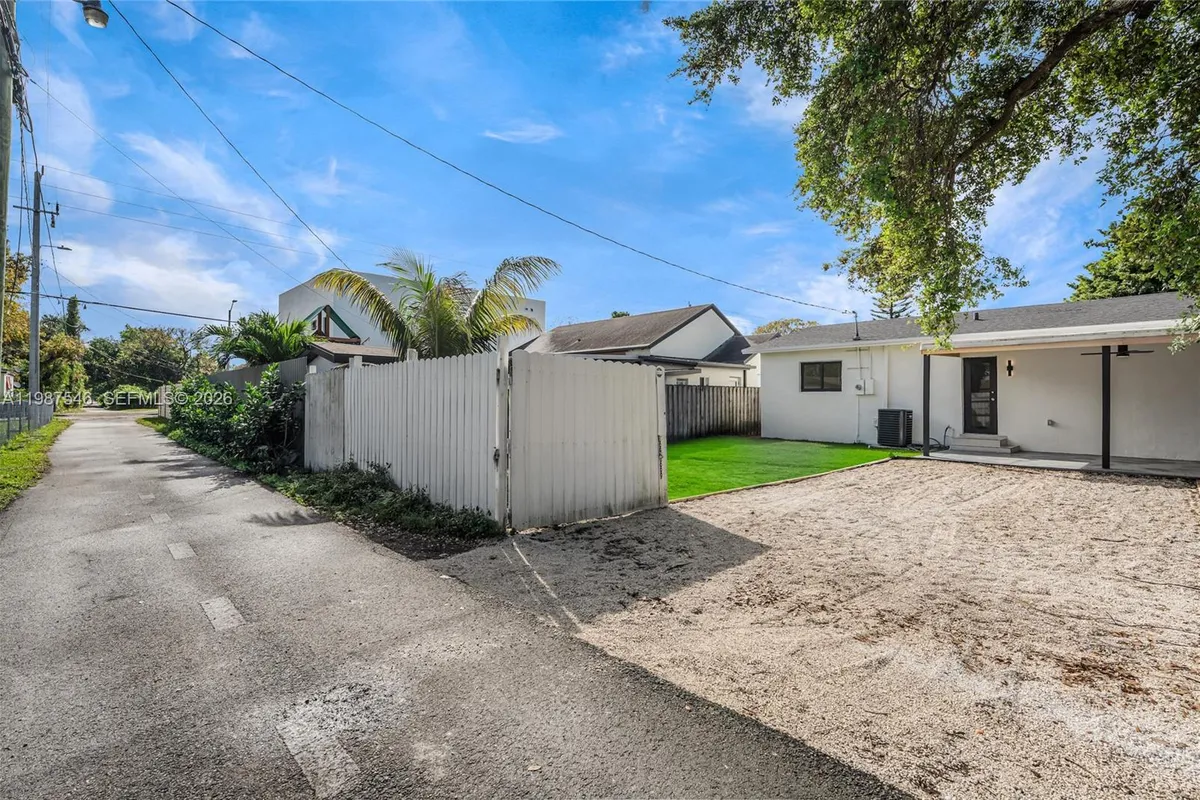 1017 NW 47th St, Miami FL 33127