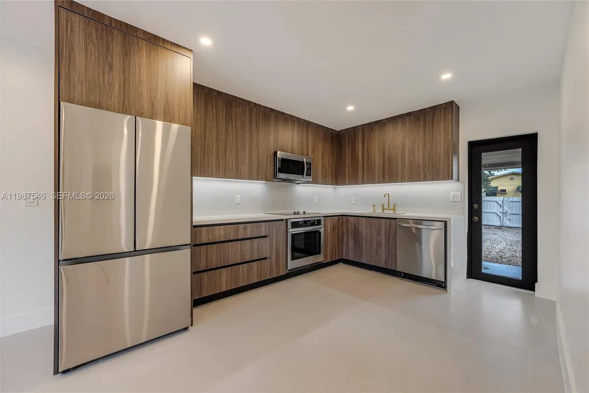 1017 NW 47th St, Miami FL 33127