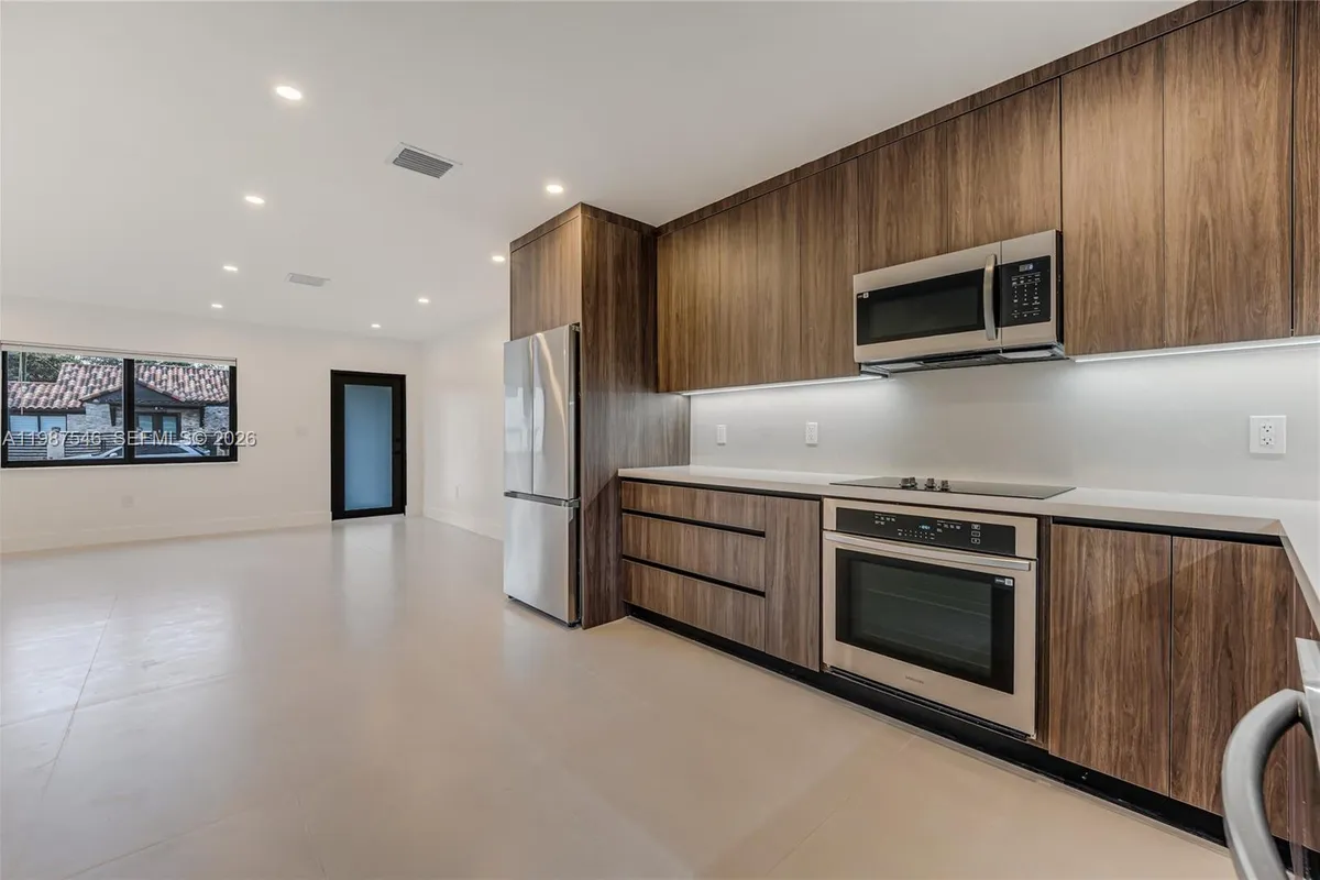 1017 NW 47th St, Miami FL 33127