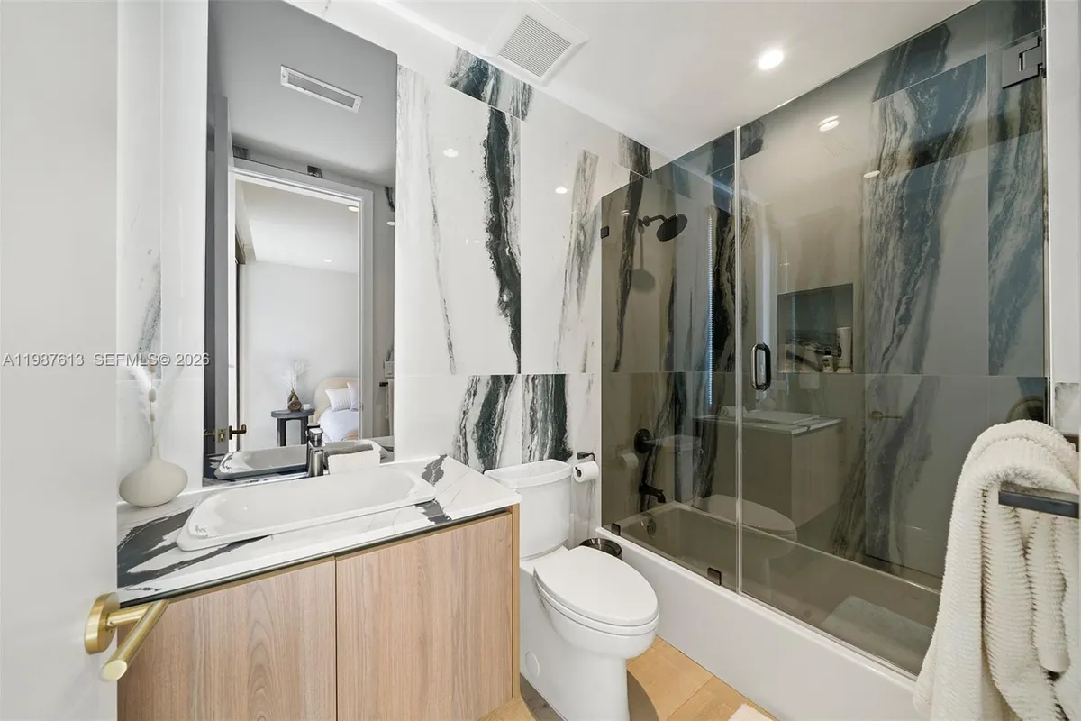 4041 S Le Jeune Rd, Miami FL 33146