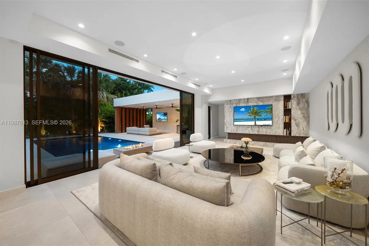 4041 S Le Jeune Rd, Miami FL 33146