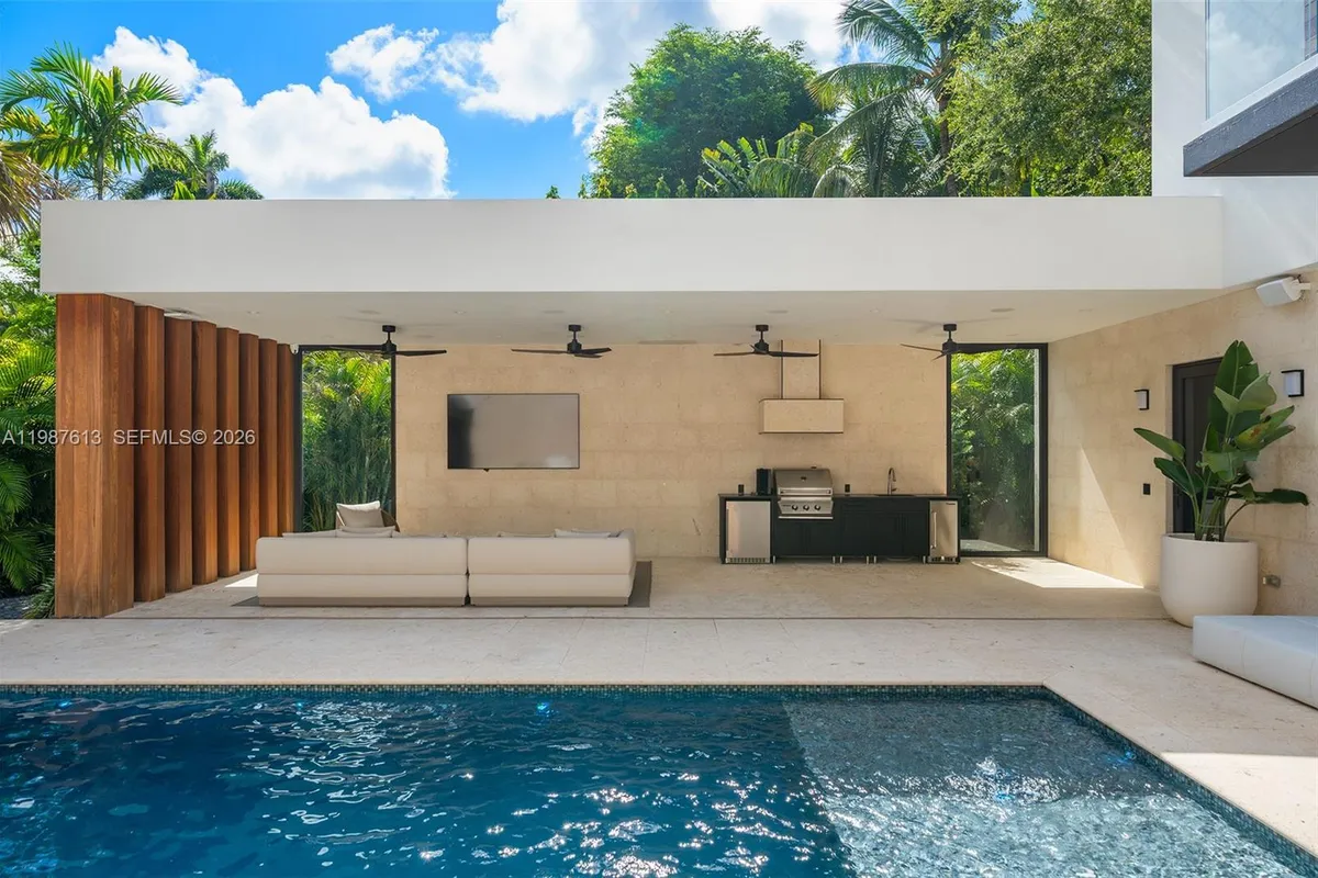 4041 S Le Jeune Rd, Miami FL 33146