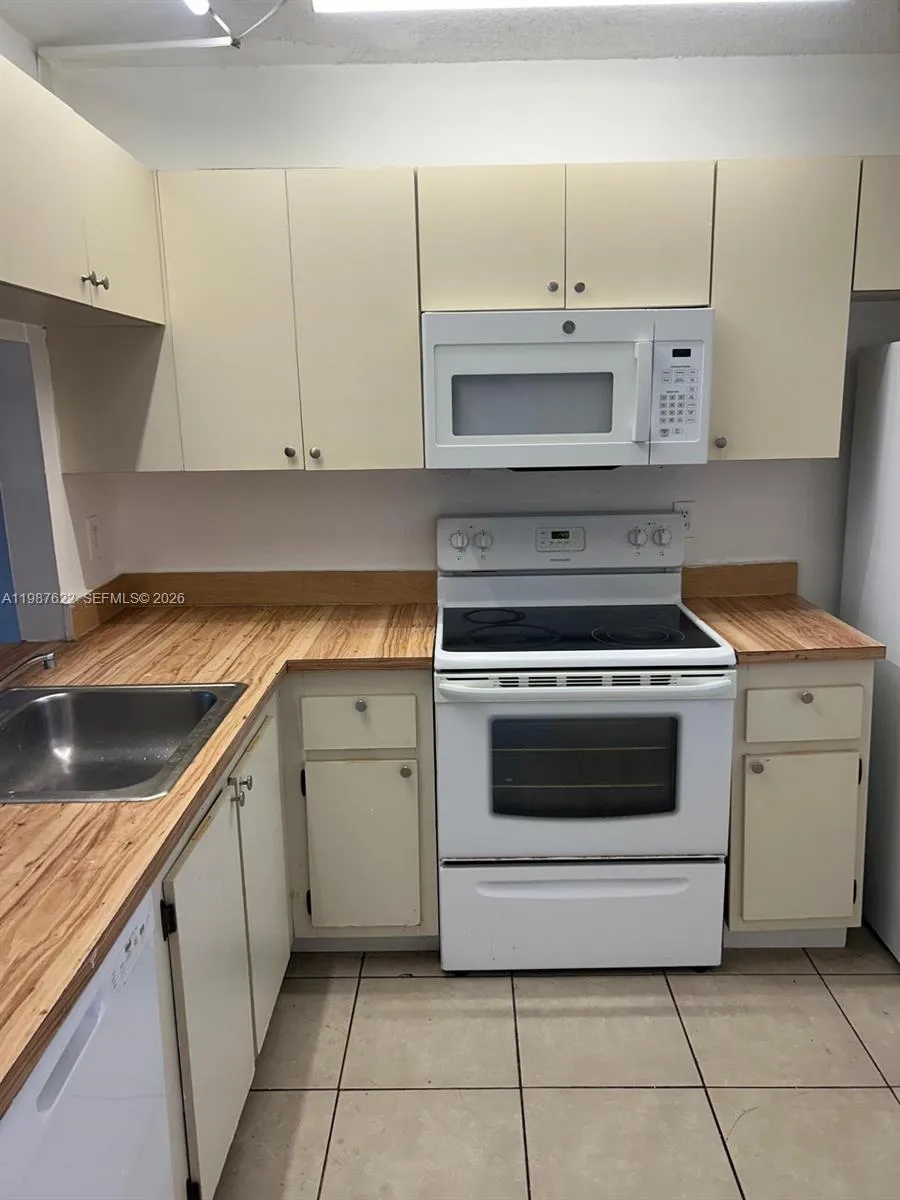 10425 NW 8th St # 103, Pembroke Pines FL 33026