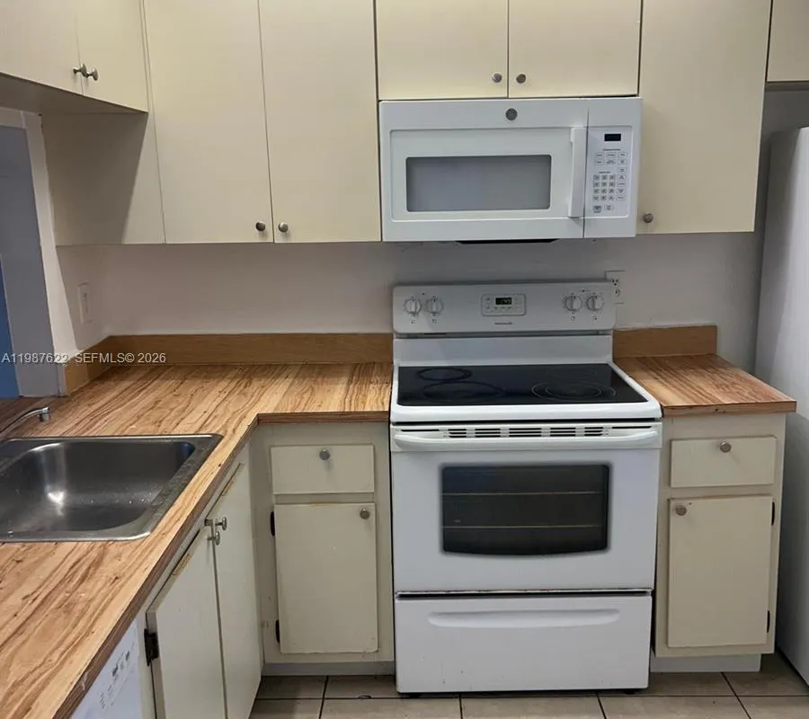 10425 NW 8th St # 103, Pembroke Pines FL 33026