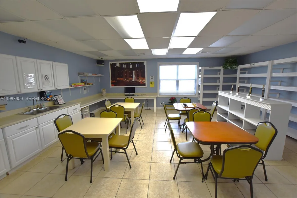 2572 E Emory Dr # F, West Palm Beach FL 33415